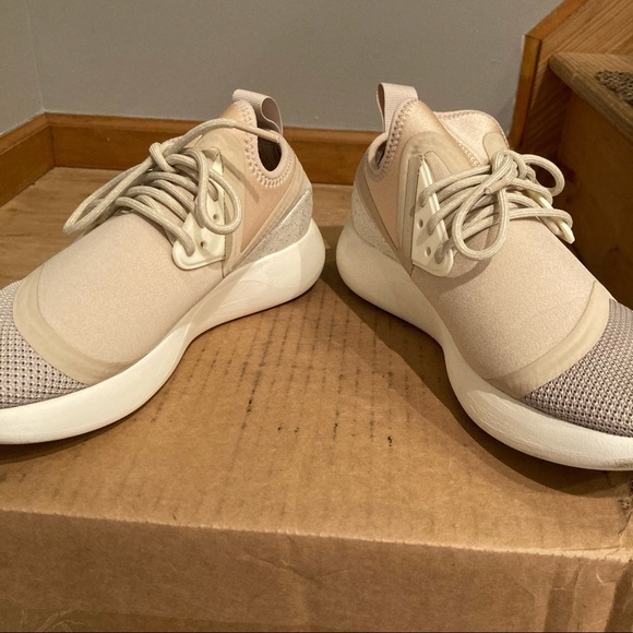 nike running sneakers - Picture 3 of 5